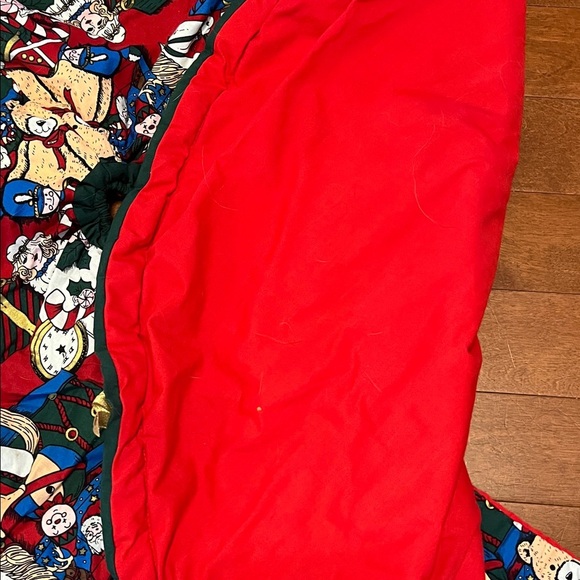 Festive Red and Green Holiday Tree Skirt - Picture 6 of 8